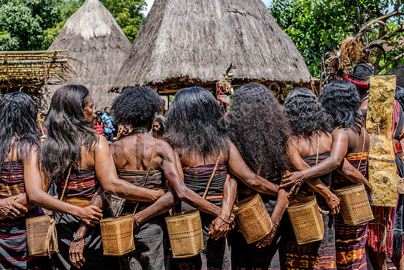 Traditionelles Dorf Tapkala des Abui-Stammes auf Alor