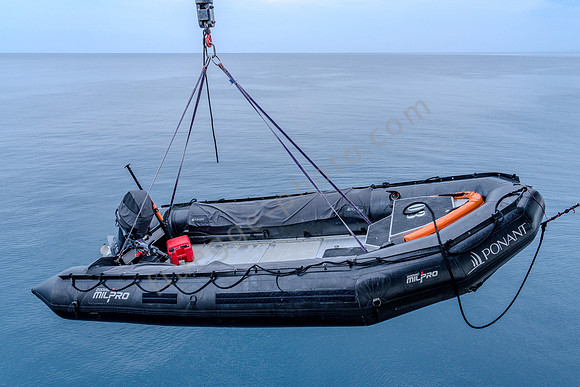Zodiac wird auf dem Schiff verladen