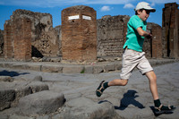 Simon überquert Zebrastreifen in Pompeji