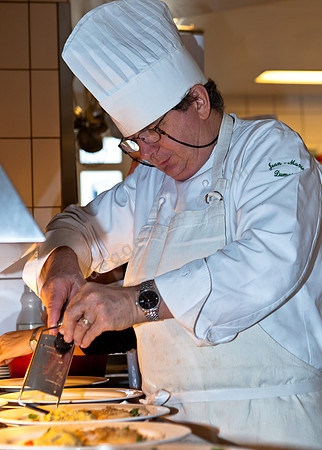Jean-Marie Dumaine beim Anrichten von Seeteufel-Carpaccio mit getrüffelter Polenta