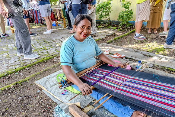 Ikat-Weben in Kalabahi auf Alor