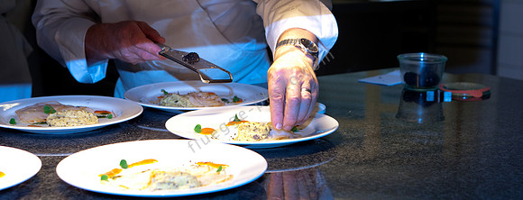 Jean-Marie Dumaine beim Anrichten von Seeteufel-Carpaccio mit getrüffelter Polenta
