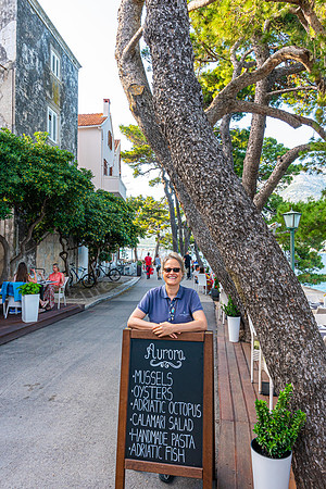Autorin beim Restaurant Auroa in Korčula