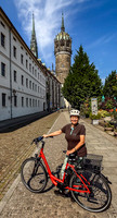 Autorin mit Fahrrad vor der Schlosskirche