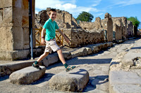 Simon überquert Zebrastreifen in Pompeji