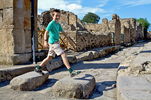 Simon überquert Zebrastreifen in Pompeji