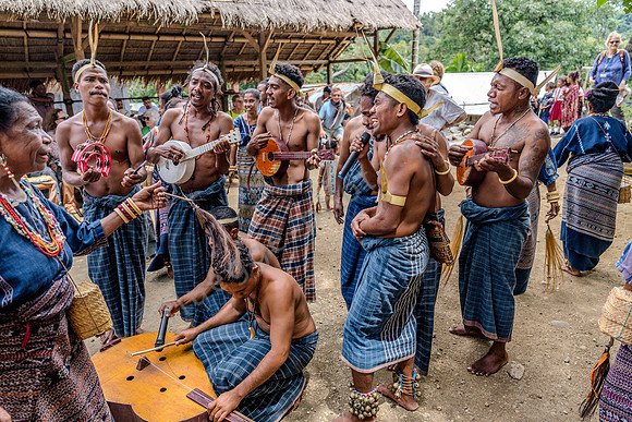 Musikgruppe im Weber-Dorf Dokar auf Flores