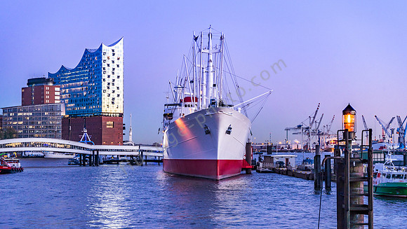 Elbphilharmonie & Cap San Diego