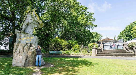 Victor Hugo-Denkmal und Autorin in Candie Gardens