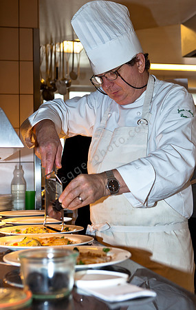 Jean-Marie Dumaine beim Anrichten von Seeteufel-Carpaccio mit getrüffelter Polenta