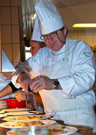 Jean-Marie Dumaine beim Anrichten von Seeteufel-Carpaccio mit getrüffelter Polenta