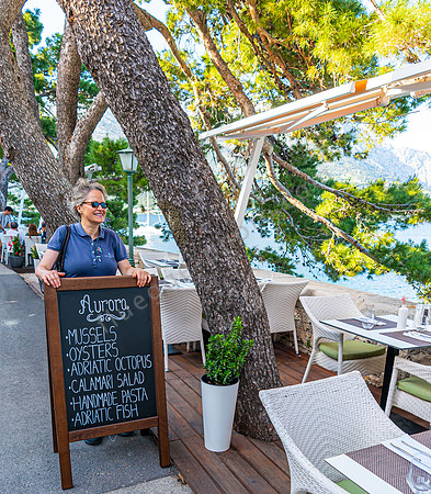Autorin beim Restaurant Auroa in Korčula